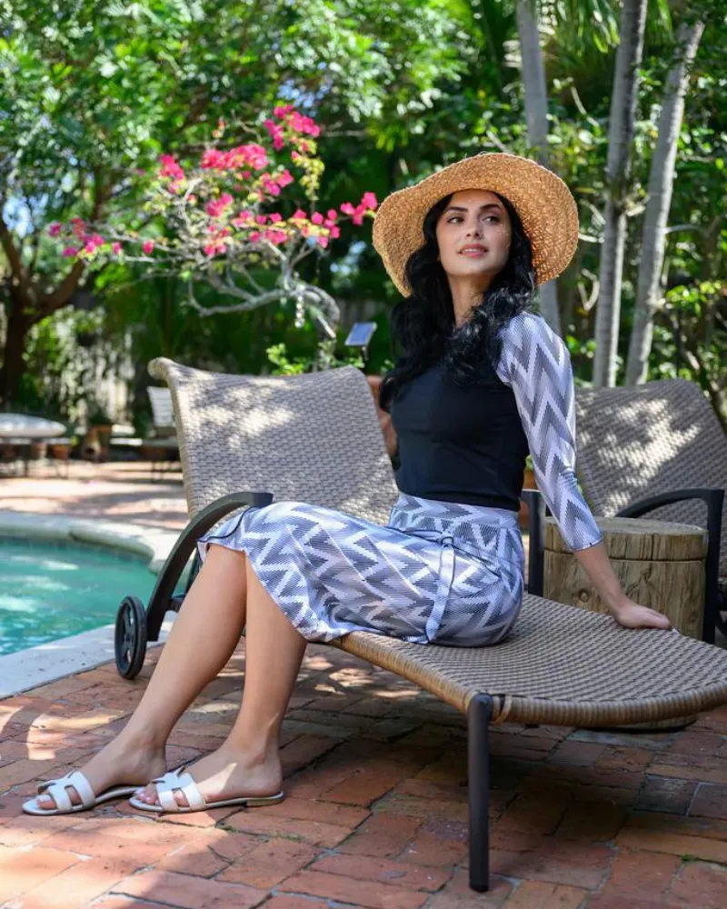 S23-RG-BWC Black & White Chevron Print Swim Top